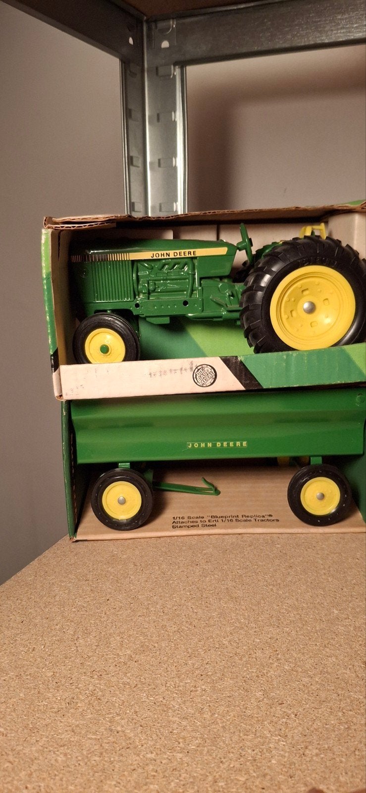 Ertl John Deere met aanhanger, Ophalen