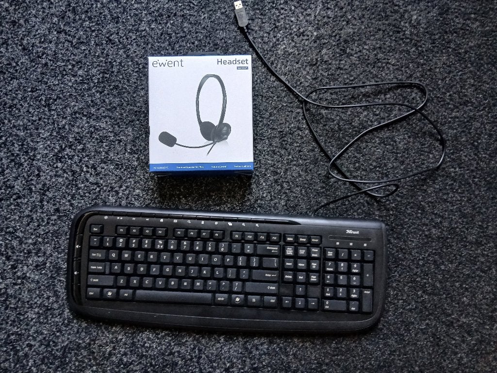 Trust toetsenbord + headset, Ophalen, Zo goed als nieuw, Multimediatoetsen, Trust