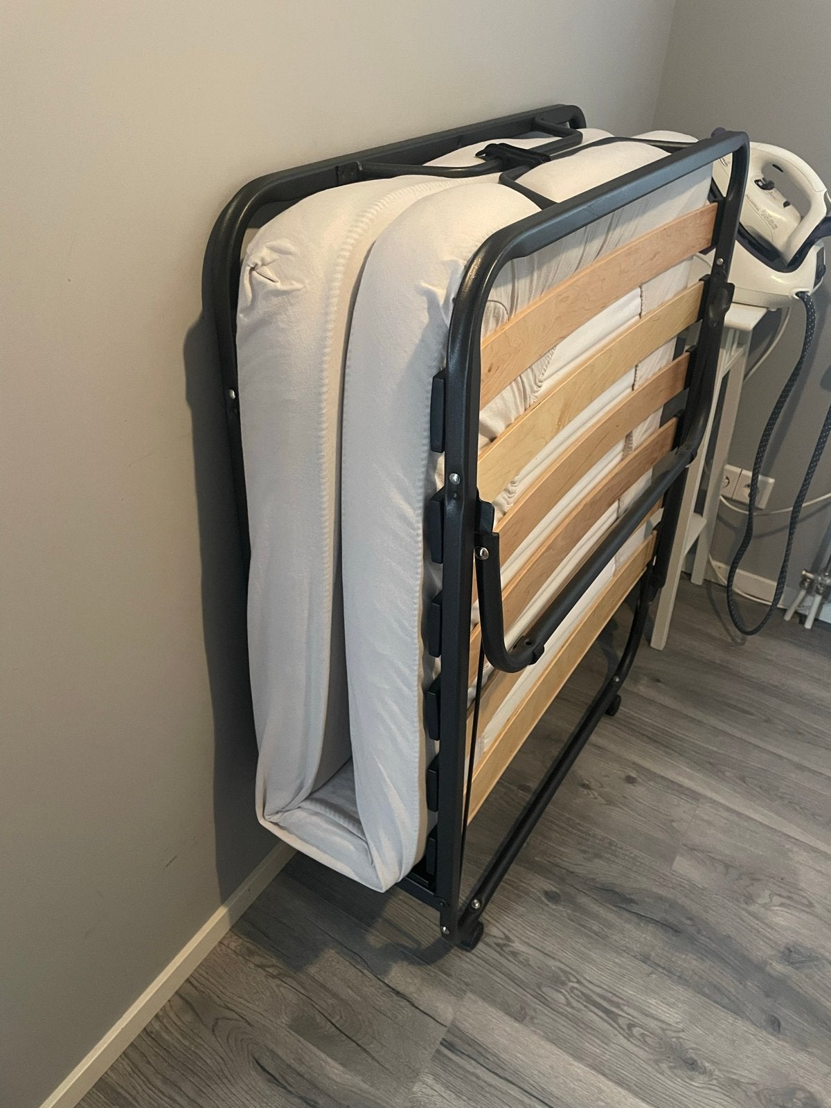 Opvouwbaar logeerbed met matras - Goede staat, Eenpersoons, Zwart, Ophalen of Verzenden, 80 cm