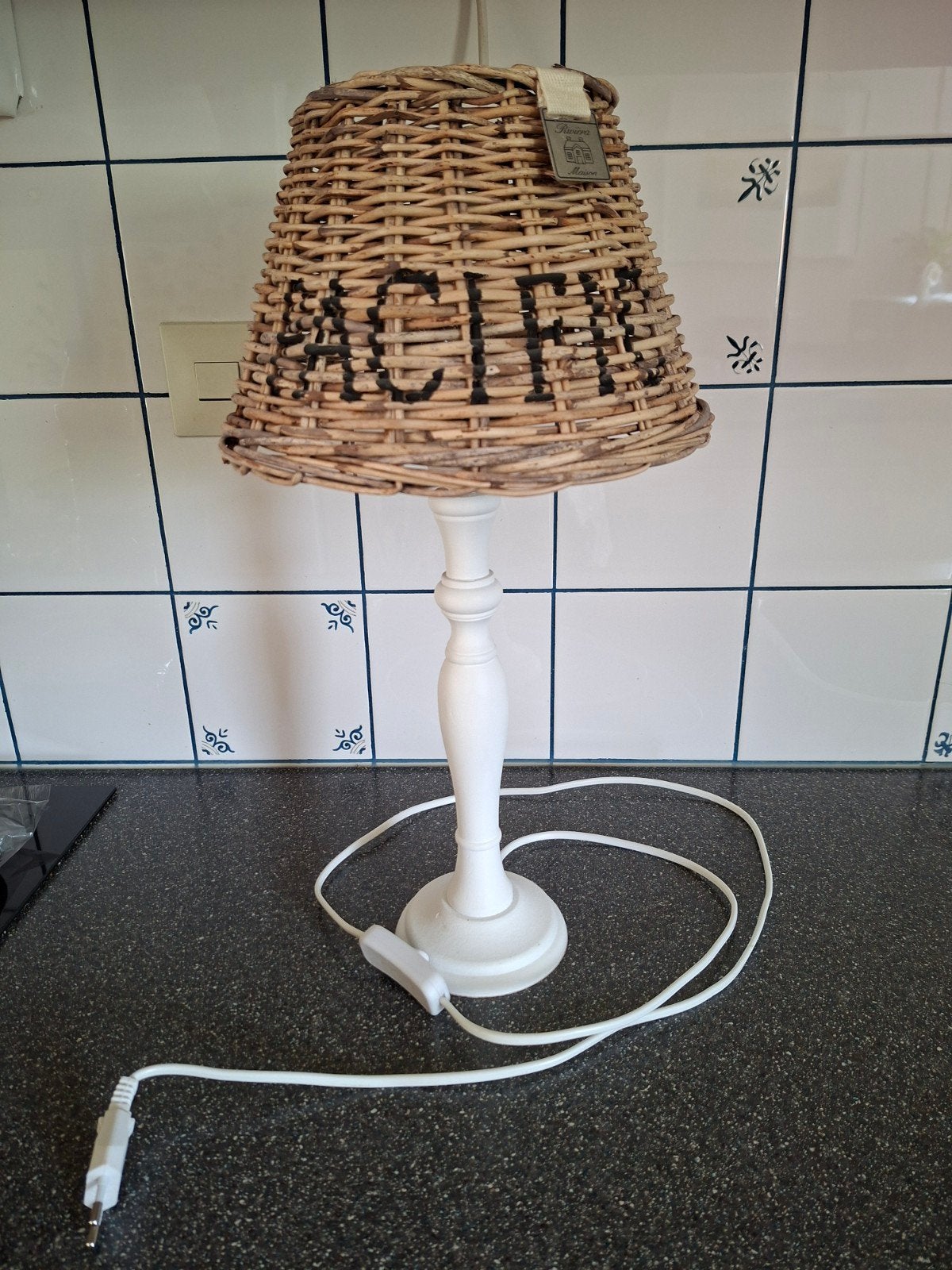 Tafellamp met witte houten voet en rotan kap. Riviera Maison, Huis en Inrichting, Lampen | Tafellampen, Gebruikt, Natuurlijk materiaal