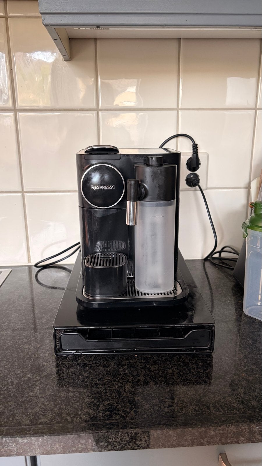 Nespresso De'Longhi Vertuo Lattissima met capsulehouder, Witgoed en Apparatuur, Koffiemachine, Ophalen of Verzenden, Zo goed als nieuw