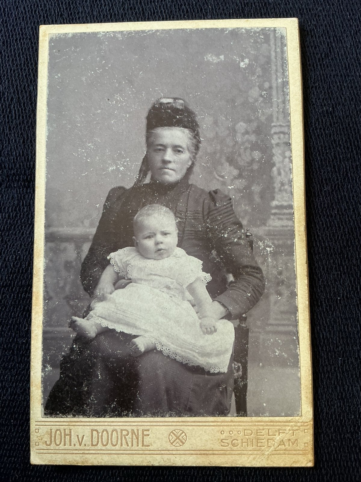 CDV, Oma met kind, JOHAN VAN DOORNE, DELFT - SCHIEDAM, Verzenden, Voor 1940, Gebruikt, Foto