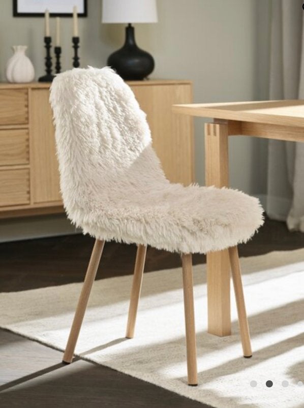 Jysk fluffy bont stoelen 4 eetkamerstoelen- 25 euro per stuk, Ophalen, Wit, Zo goed als nieuw, Vier