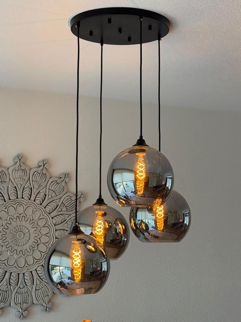 Moderne hanglamp met 4 rookglazen bollen., Huis en Inrichting, Lampen | Hanglampen, Zo goed als nieuw, 75 cm of meer, Glas, Ophalen