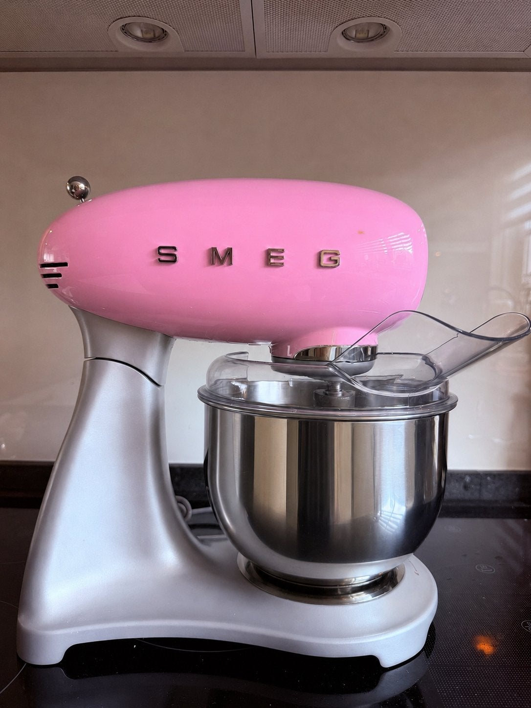 Smeg SMF02PKEU Keukenmachine - Roze - Zo goed als nieuw, Witgoed en Apparatuur, Keukenmixers, 4 liter of meer, Ophalen, Zo goed als nieuw