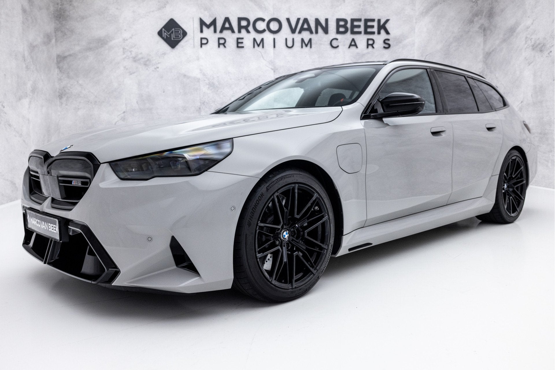 BMW 5 Serie Touring M5 | Kreide | Pano | Carbon | Iconic Glo, Auto's, 12 maanden, 4395 cc, 135 min, Vierwielaandrijving