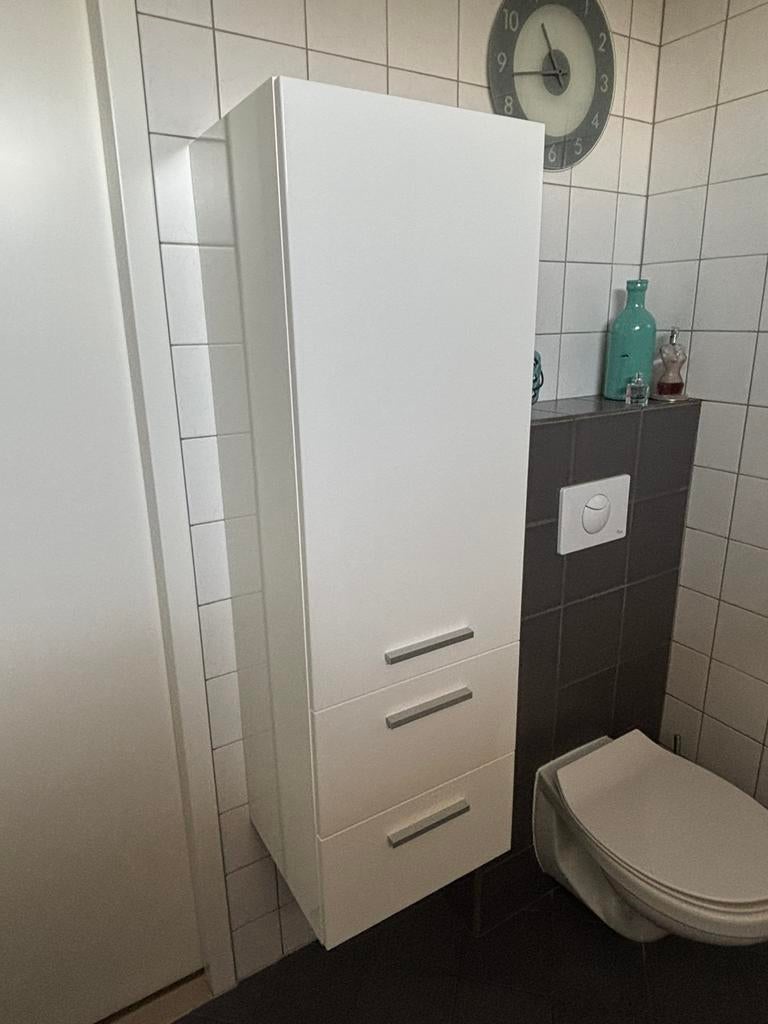 Witte zwevende hoogglans badkamer kast, 125cm hoog, Huis en Inrichting, Badkamer | Badkamermeubels, Ophalen, (Half)hoge kast, Minder dan 50 cm