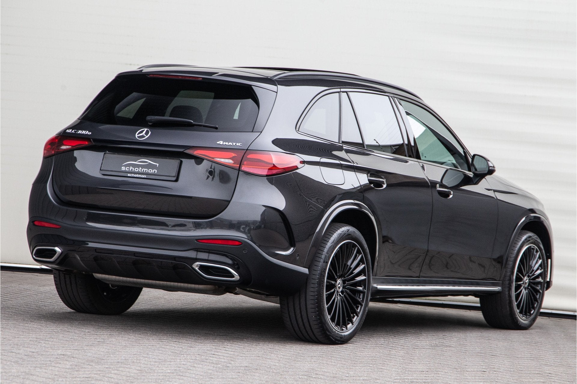 Mercedes-Benz GLC 300e 4MATIC AMG Premium, Pano, Leder, Dist, Auto's, Automaat, Dealer onderhouden, Gebruikt, Zwart