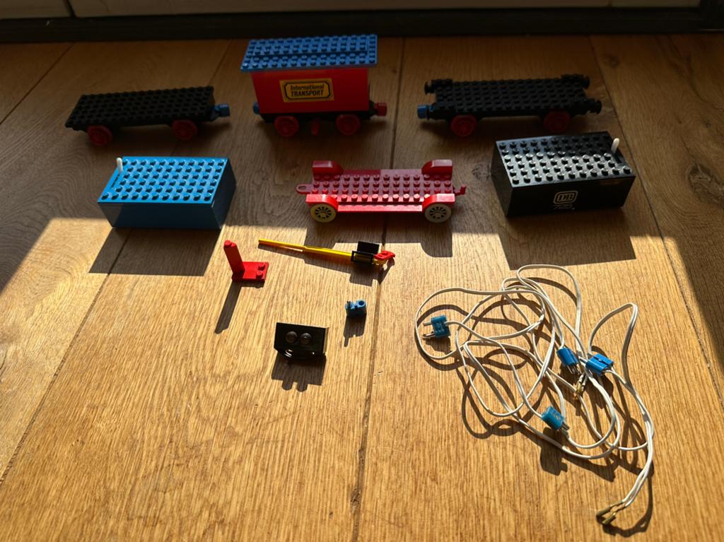 Lego trein wagonnen en batterij houders met snoertjes, Ophalen of Verzenden, Gebruikt, Overige thema's
