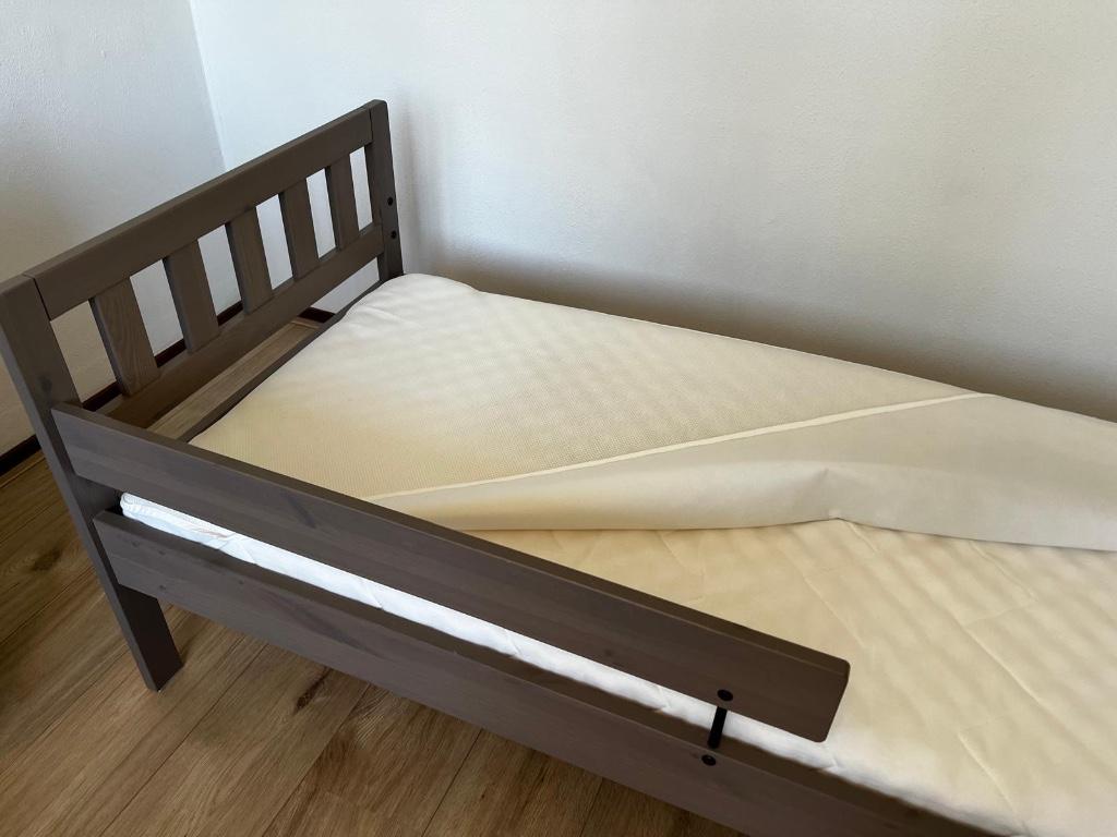 Peuterbed met matras incl dekbed en hoezen, Kinderen en Baby's, Kinderkamer | Bedden, Ophalen, Gebruikt, 70 tot 85 cm, 140 tot 160 cm