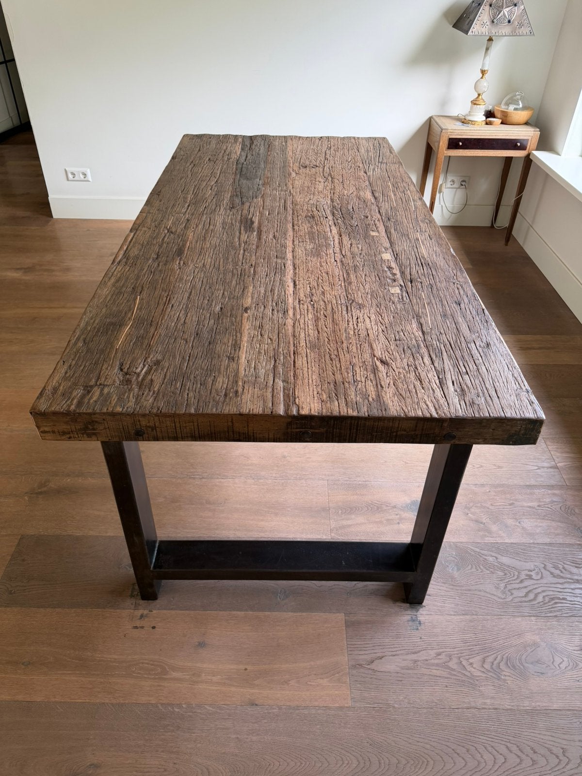 Robuuste eettafel eiken wagondelen met metalen onderstel, Ophalen, 200 cm of meer, 50 tot 100 cm, Zo goed als nieuw