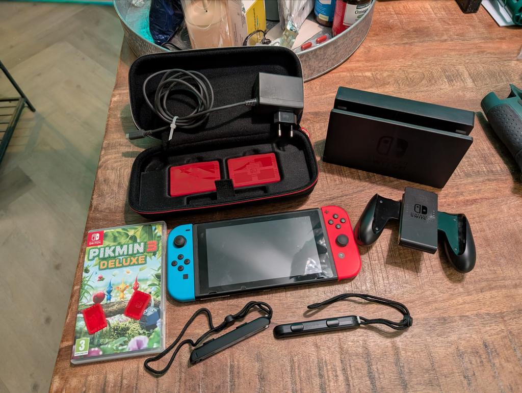 Nintendo Switch (Gebruikt) met hoes, screenprotector en toeb, Spelcomputers en Games, Spelcomputers | Nintendo Switch, Ophalen of Verzenden
