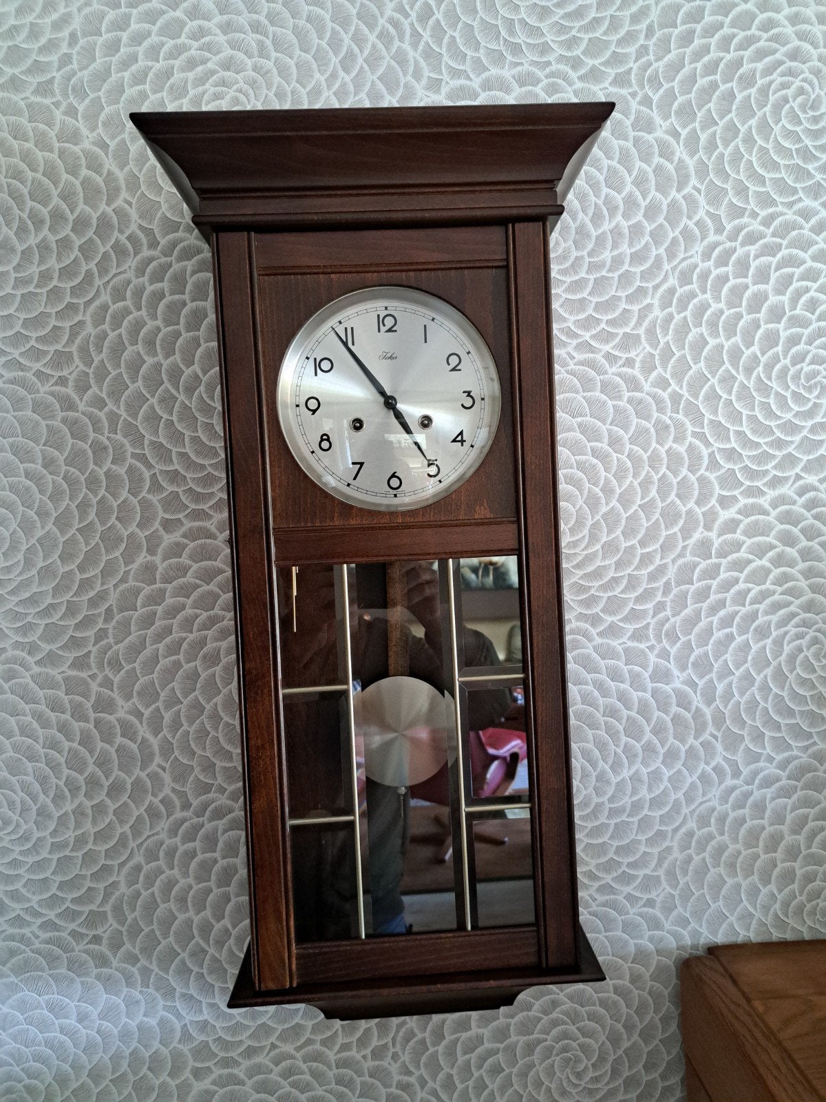 Klassieke wandklok van jeka, donkerbruin hout, Ophalen
