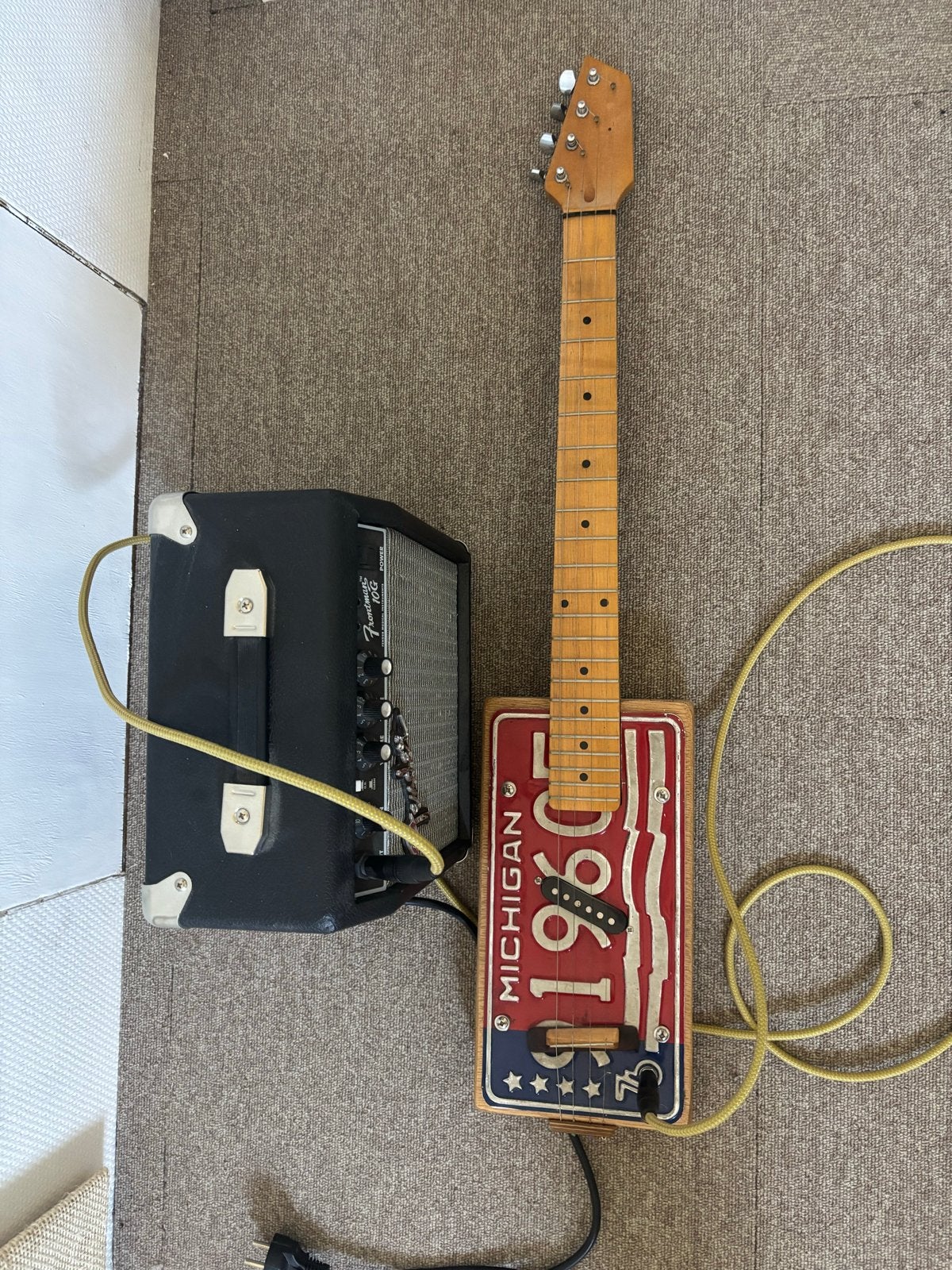 Unieke Cigar Box Gitaar zonder versterker., Gebruikt, Met versterker, Solid body, Ophalen