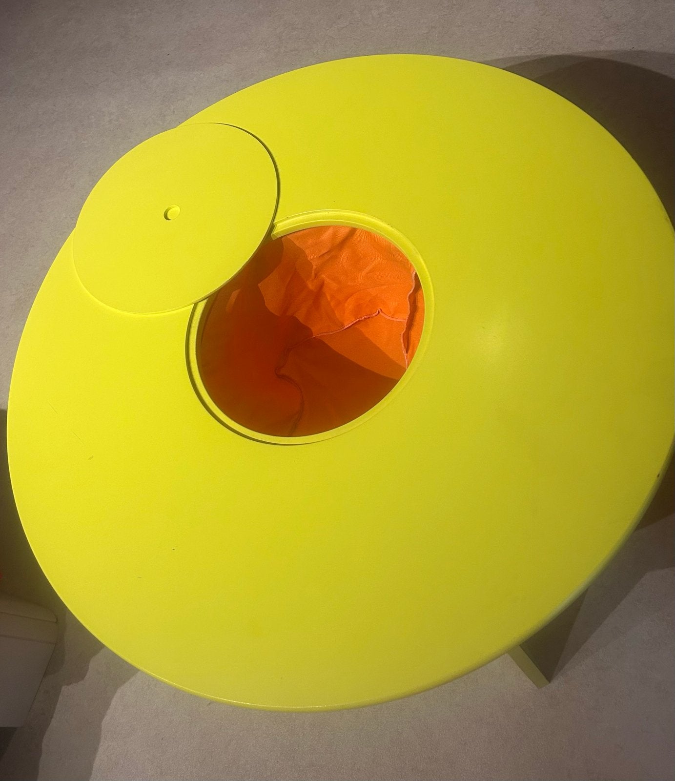 Lime groene houten ronde tafel met opbergruimte, Kunststof, Gebruikt, Rond, Tot twee personen