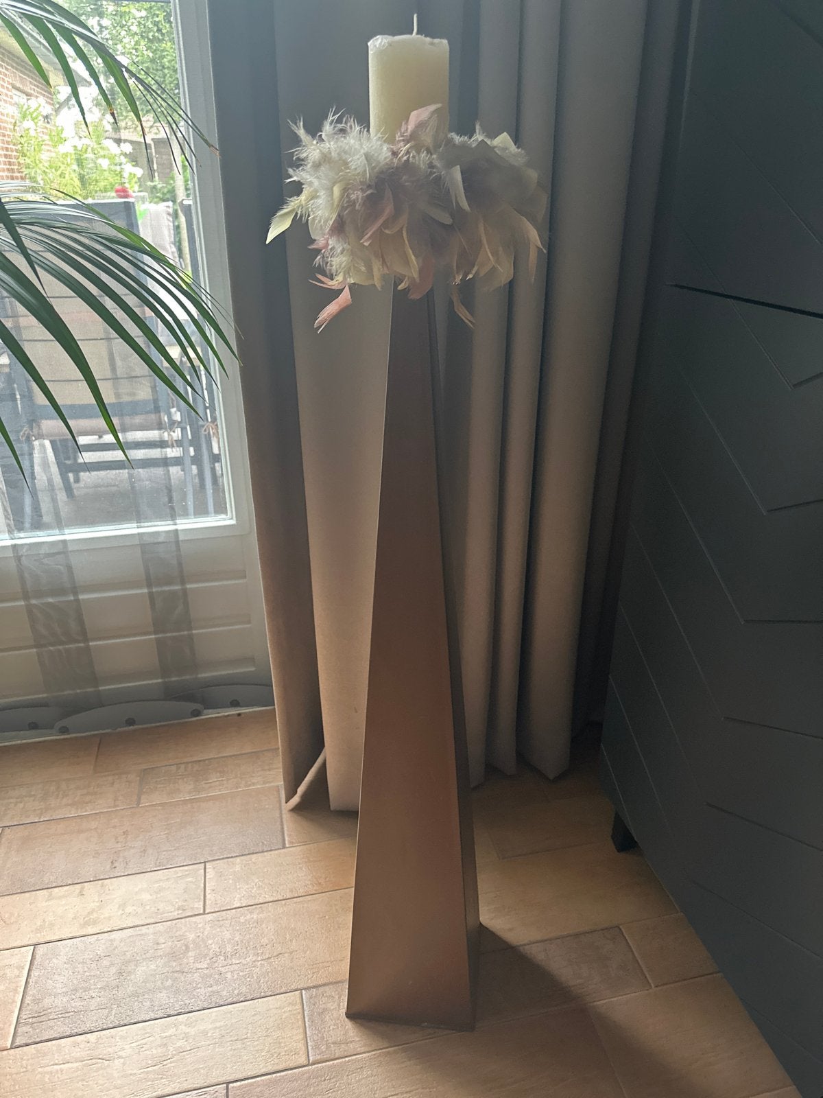 Hoge Kandelaar met Kaars en Decoratie, Huis en Inrichting, Ophalen, Gebruikt, Bruin, Metaal