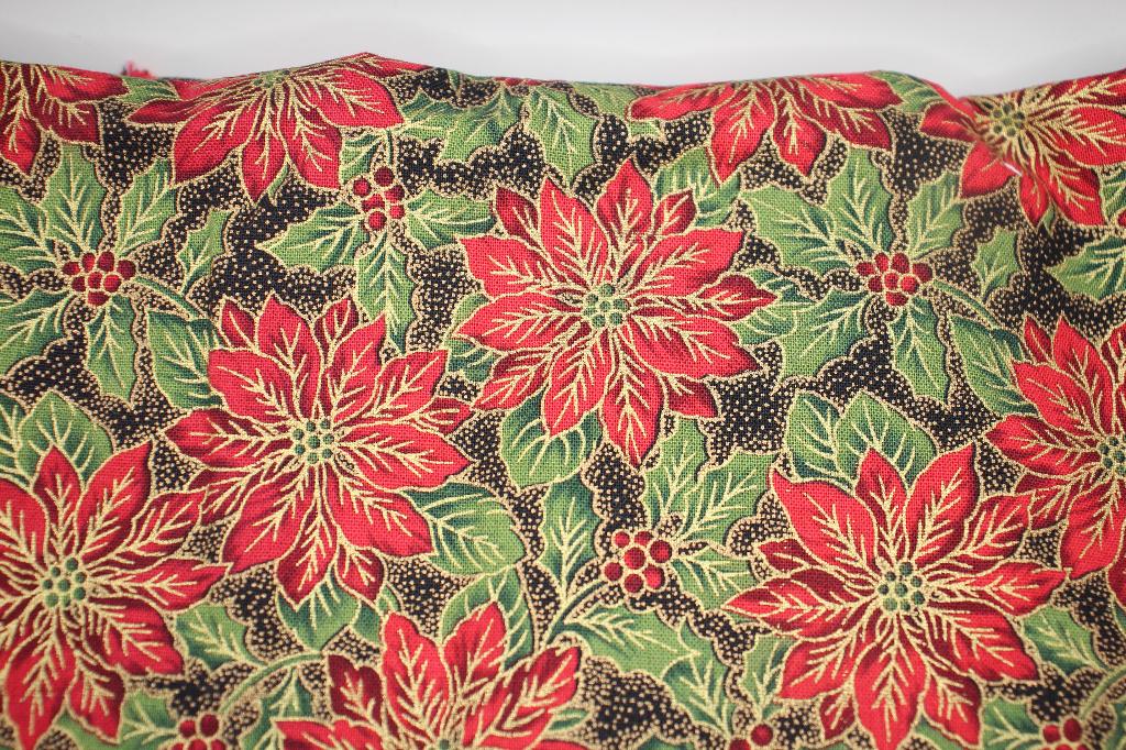 Coupon 100% katoen stof zwart rood hulst bloemen goud #4162, Hobby en Vrije tijd, Stoffen en Lappen, 120 cm of meer, Ophalen of Verzenden