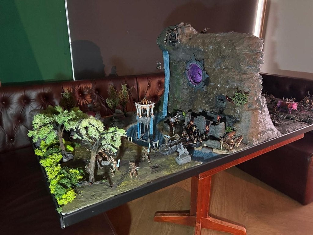 Uniek Meesterwerk: Handgemaakt Warhammer Diorama / Speelbo, Ophalen, Dutch bv, Warhammer, Zo goed als nieuw