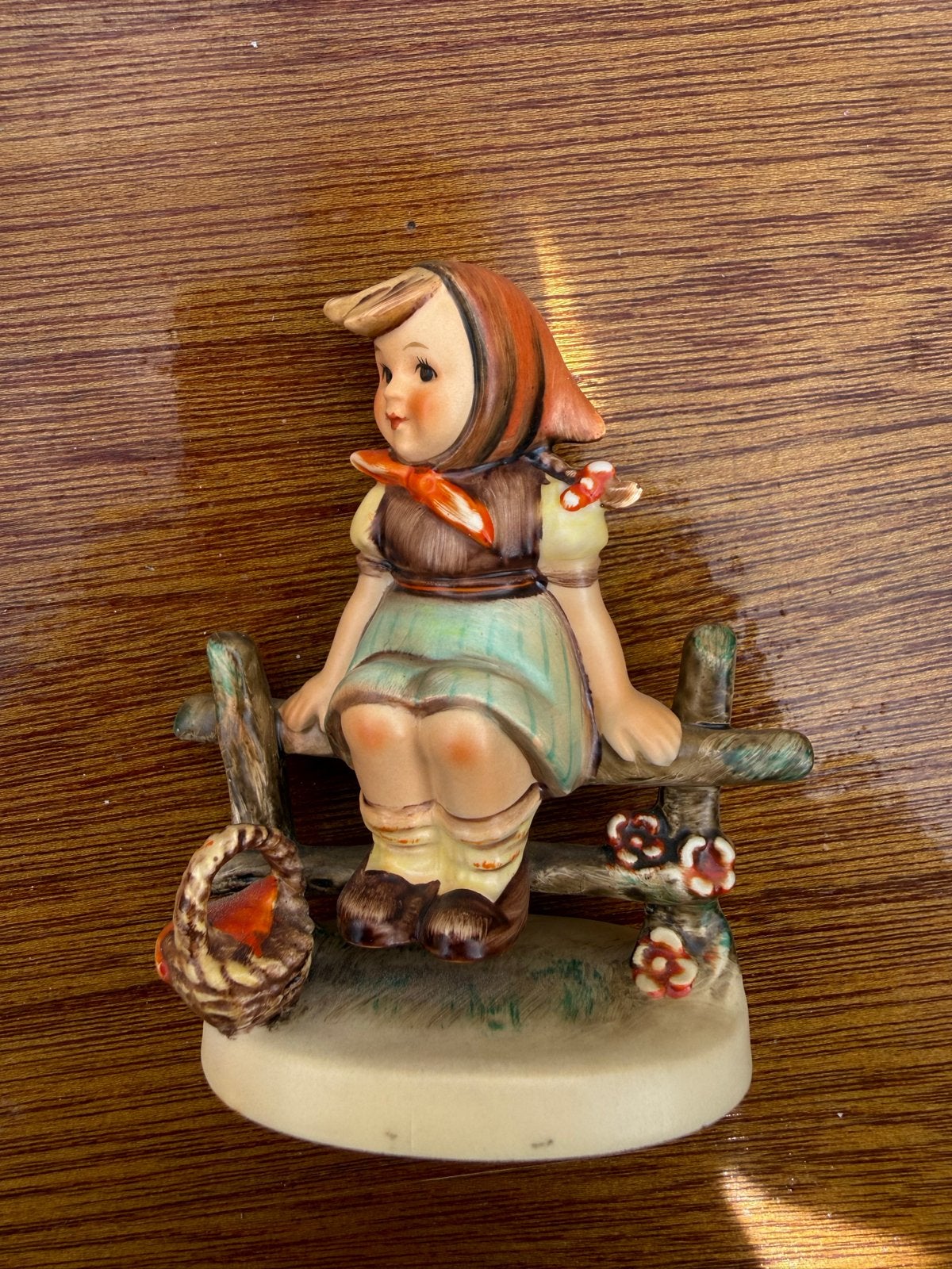 Vintage Hummel beeldje: Meisje op hek met mandje, Ophalen