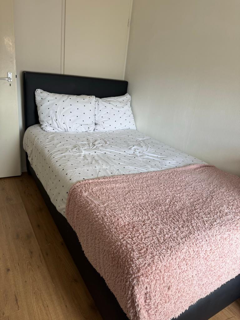 Twijfelaar bed met hoofdbord en matras, Ophalen, Overige materialen, Gebruikt, Zwart