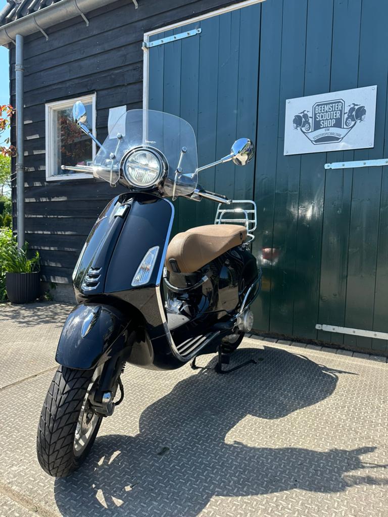 Keurige Vespa Primavera | 45 km/h | Glans zwart | 1e eig., Fietsen en Brommers, Brommers | Vespa, Zo goed als nieuw, Ophalen