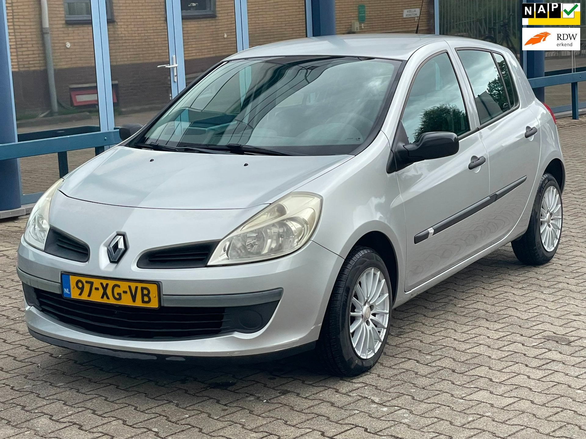Renault Clio 1.2-16V Authentique Nwe Apk & Distr Riem & Band, Auto's, Voorwielaandrijving, Gebruikt, Zwart, 4 cilinders