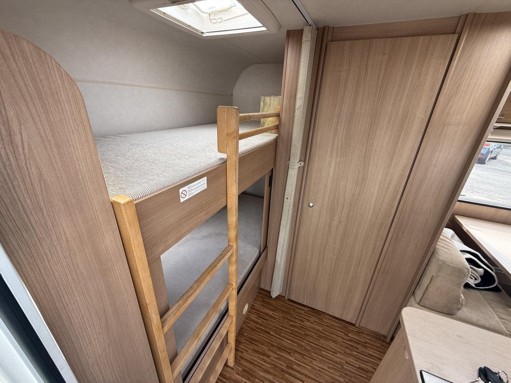 Bürstner Averso 480 TK Stapelbed. voortent, Caravans en Kamperen, Caravans, Dwarsbed, Bedrijf, Treinzit, Bürstner