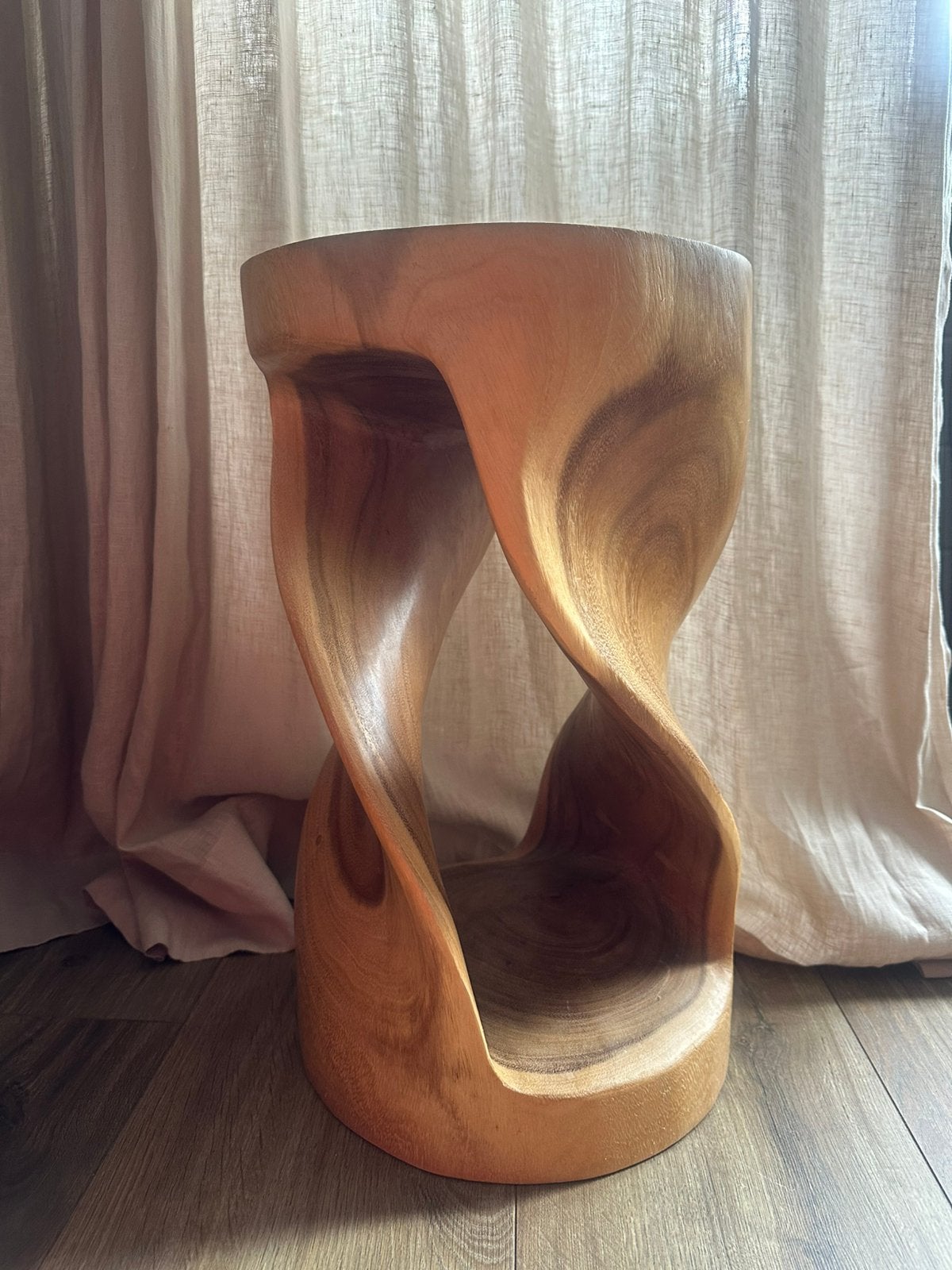Sculpturaal massief houten krukje bijzettafel, Ophalen, Zo goed als nieuw