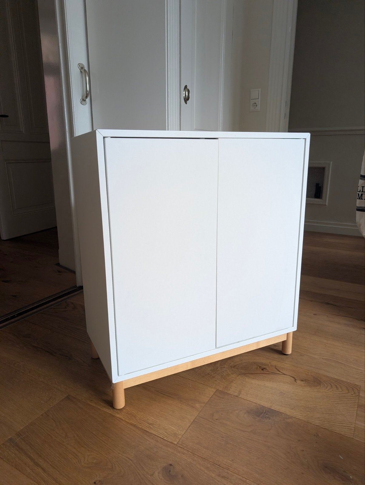 IKEA kastje, EKET wit met houten poten, in goede staat, Ophalen, Zo goed als nieuw