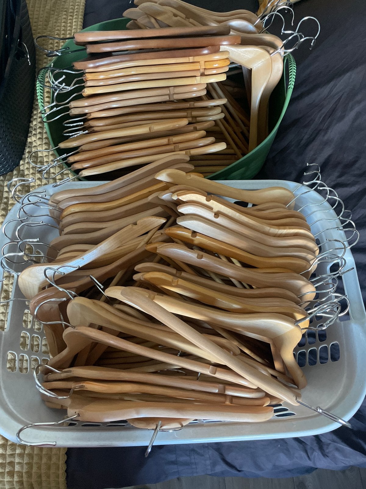 110 houten kledinghangers - diverse tinten, Kleding | Dames, Kledinghangers, Ophalen, Gebruikt, Hout, Kinderen en Volwassenen