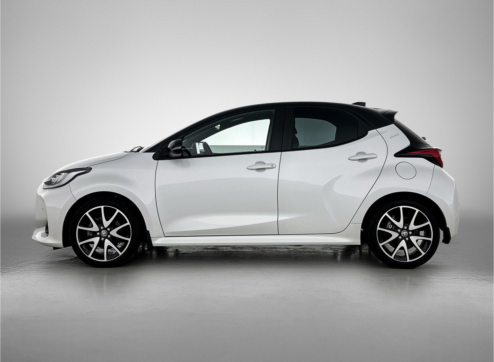 Toyota Yaris 1.5 Hybrid Executive Limited | Stoelverwarming, 450 kg, 1490 cc, Bedrijf, Hybride Elektrisch/Benzine