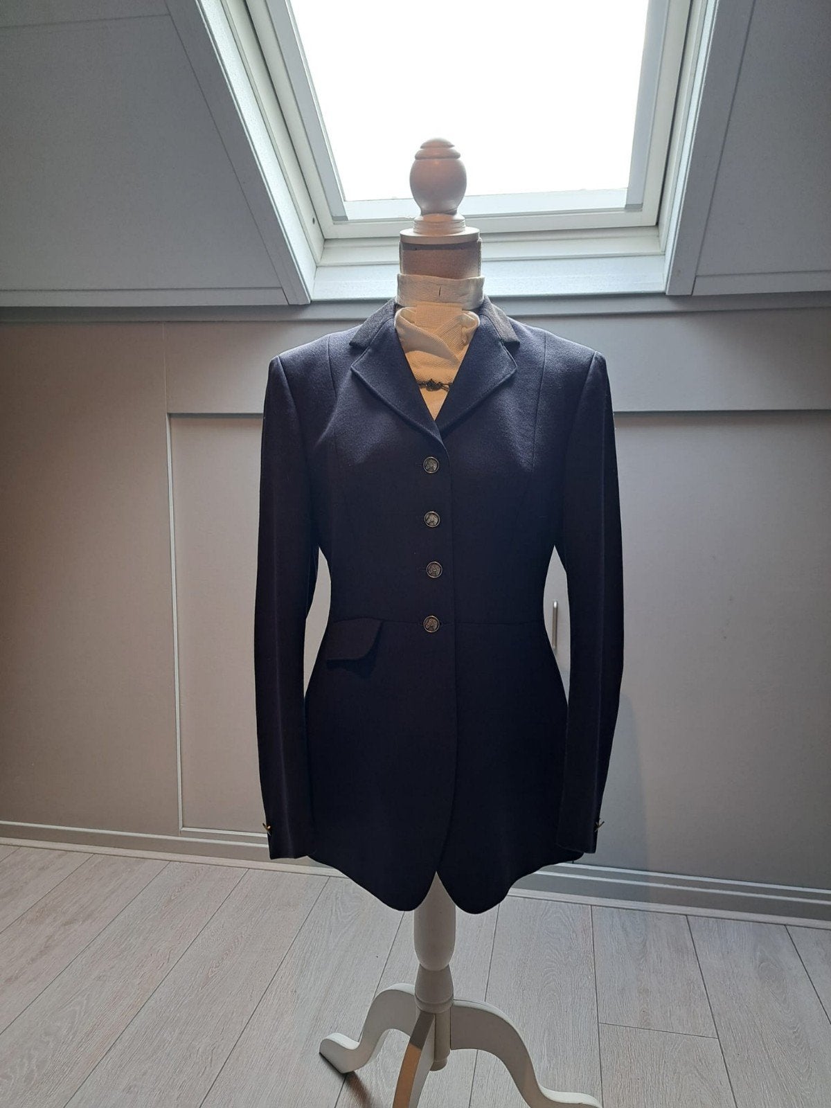 Donkerblauw rijjasje met gouden knopen, Kleding | Dames, Overige Dameskleding, Eurostar, Ophalen of Verzenden, Zo goed als nieuw