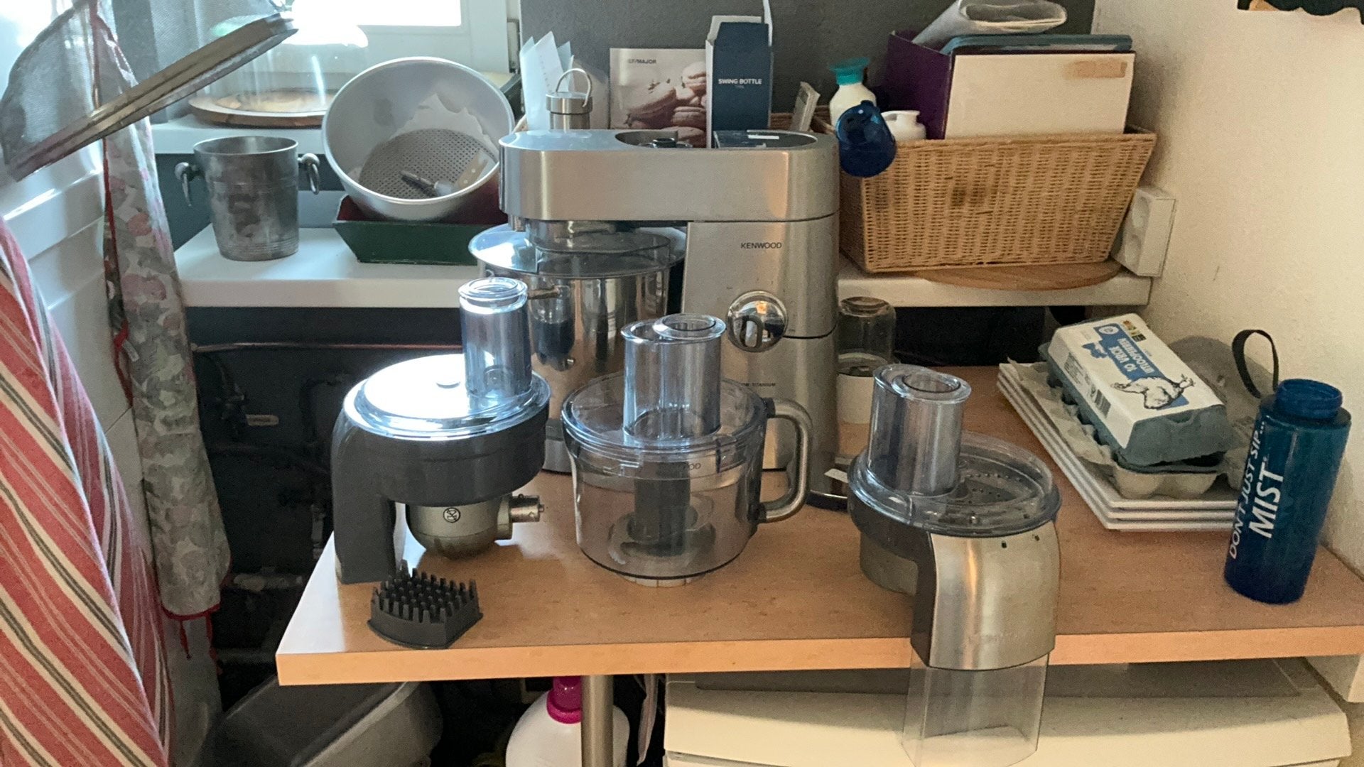 Kenwood Keukenmachine Major Titanium met veel accessoires, 4 liter of meer, Ophalen, Zo goed als nieuw, 3 snelheden of meer