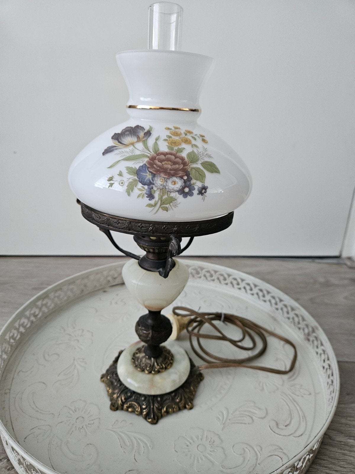 Vintage tafellamp met bloemmotief en marmeren voet