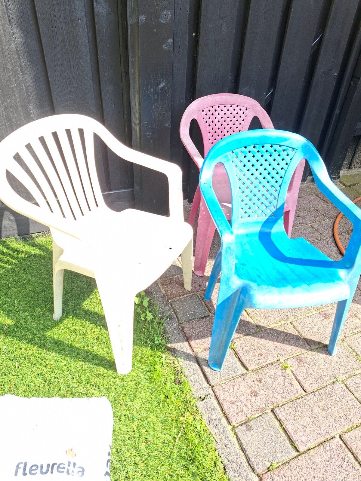 GRATIS...Set van 3 kunststof kindertuinstoelen (wit, roze, b, Ophalen, Gebruikt
