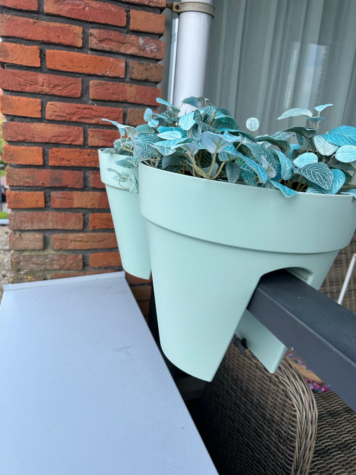 GRATIS - Set van twee Elho balkon bloempotten, Ophalen, Kunststof, Gebruikt, Minder dan 30 cm