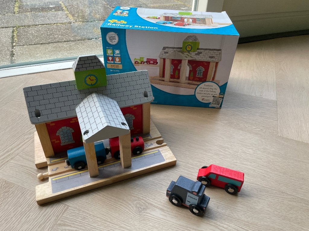houten treinstation met trein en 2 auto's (extra) in doos, Ophalen of Verzenden, Gebruikt, Duw- of Trekspeelgoed