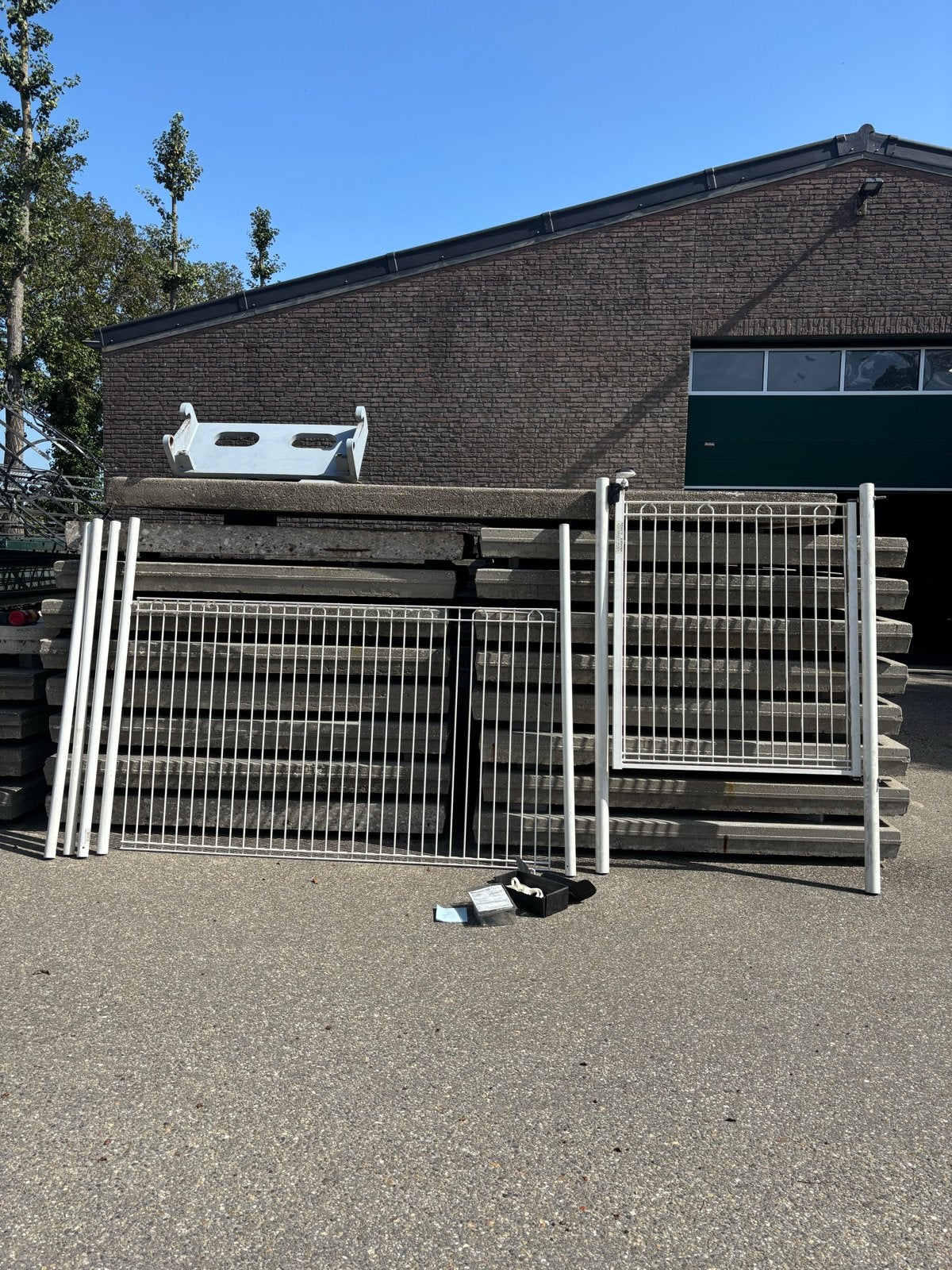 Poort met hekwerk en palen, wit, inclusief slot, Ophalen, Met poort, Gebruikt, Tuinhek