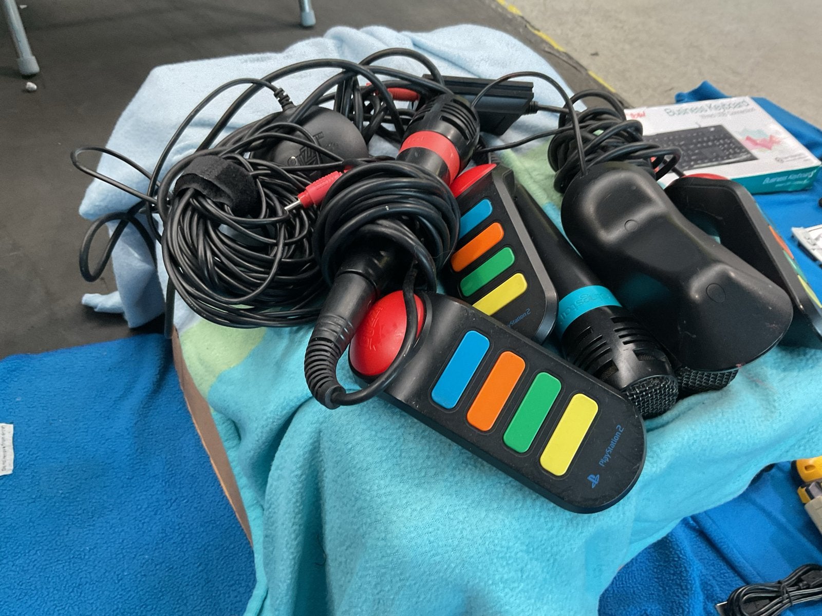 🔥 PlayStation 2 microfoons🔥plus 4 stuks buzzers🔥, Muziek, Gebruikt, Eén computer, Ophalen of Verzenden