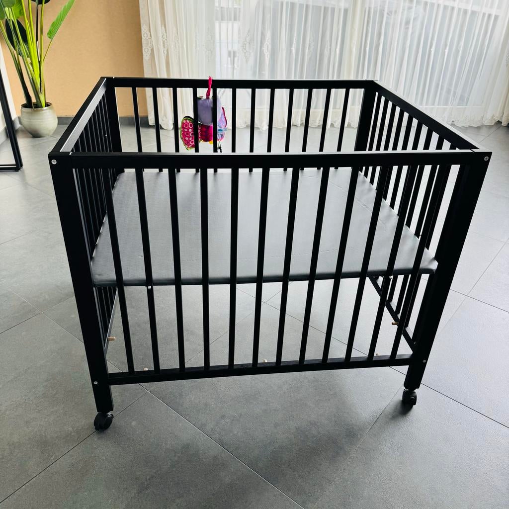 Box met wieltjes inclusief matras, Kinderen en Baby's, Boxen, Ophalen, Zo goed als nieuw, Vierkant, Wieltjes