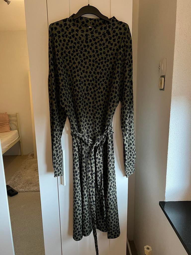 Donkergroene jurk met zwarte bloemetjes en riempje, Maat 46/48 (XL) of groter, Ophalen of Verzenden, Zo goed als nieuw, Knielengte