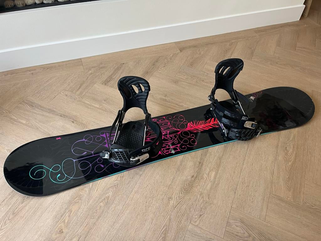K2 Snowboard 142 cm + Ride Bindingen - Zo Goed Als Nieuw!, Sport en Fitness, Snowboarden, Ophalen, Zo goed als nieuw, Board
