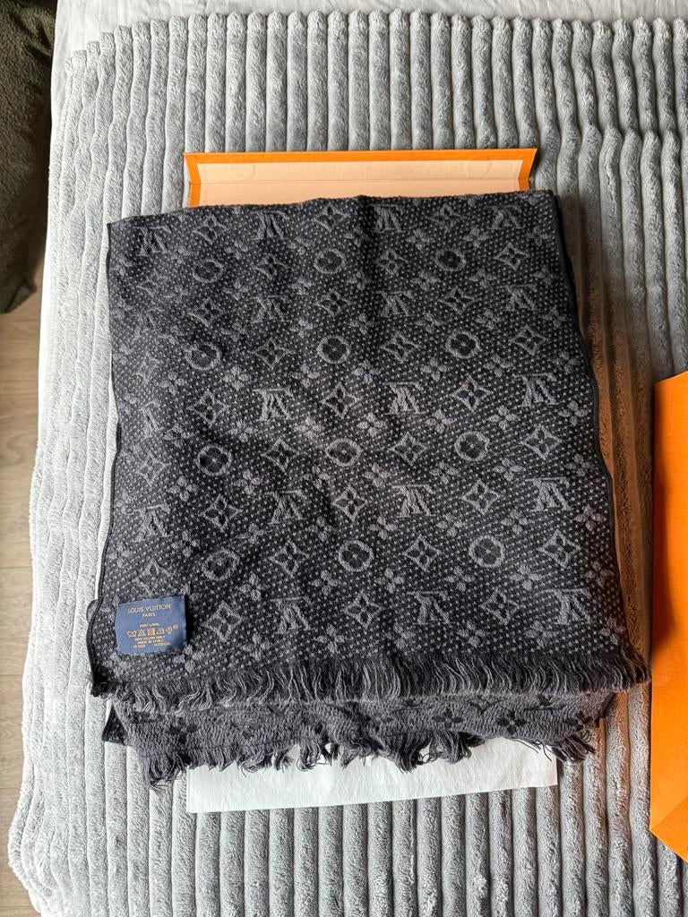Louis Vuitton Sjaal Monogram Grijs/Zwart - Zo Goed Als Nieuw, Ophalen of Verzenden, Zo goed als nieuw, One size fits all