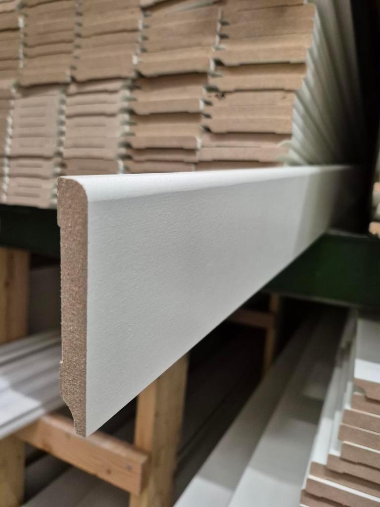 12x90mm plint afgerond 240cm lang 9010 gegrond AANBIEDING!, Ophalen, ., Nieuw, Mdf