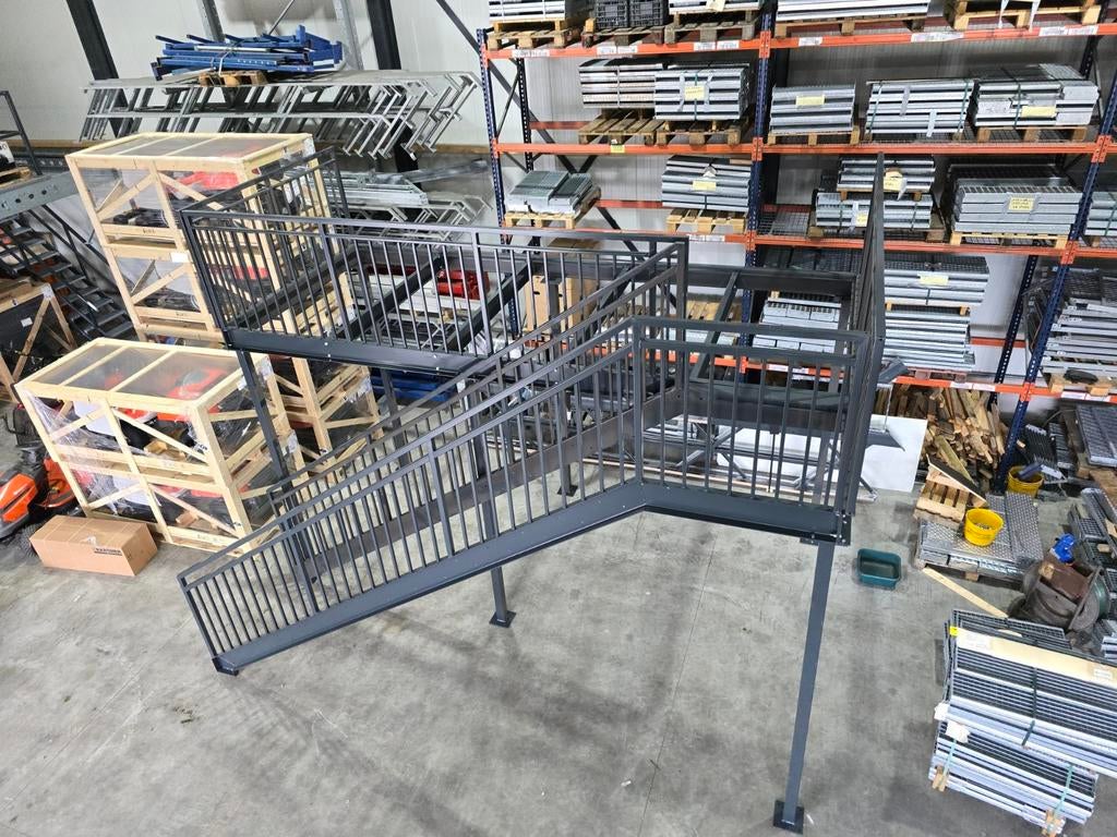 Stalen trap hoog 2,9mtr met bordes antraciet 5x2mtr nog125, Ophalen, Zo goed als nieuw, 2 tot 4 meter