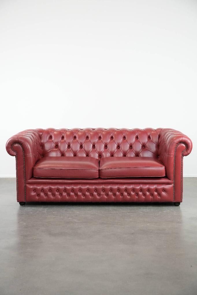 Engelse rundleren chesterfield bank in een rode kleur, Huis en Inrichting, Banken | Sofa's en Chaises Longues, Ophalen, Gebruikt