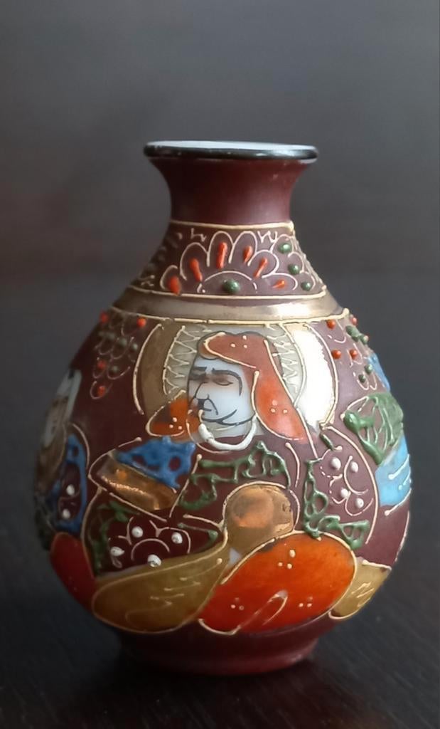 Een miniatuur Japanse vaasje met figuren in bruin .nr 2, Ophalen of Verzenden