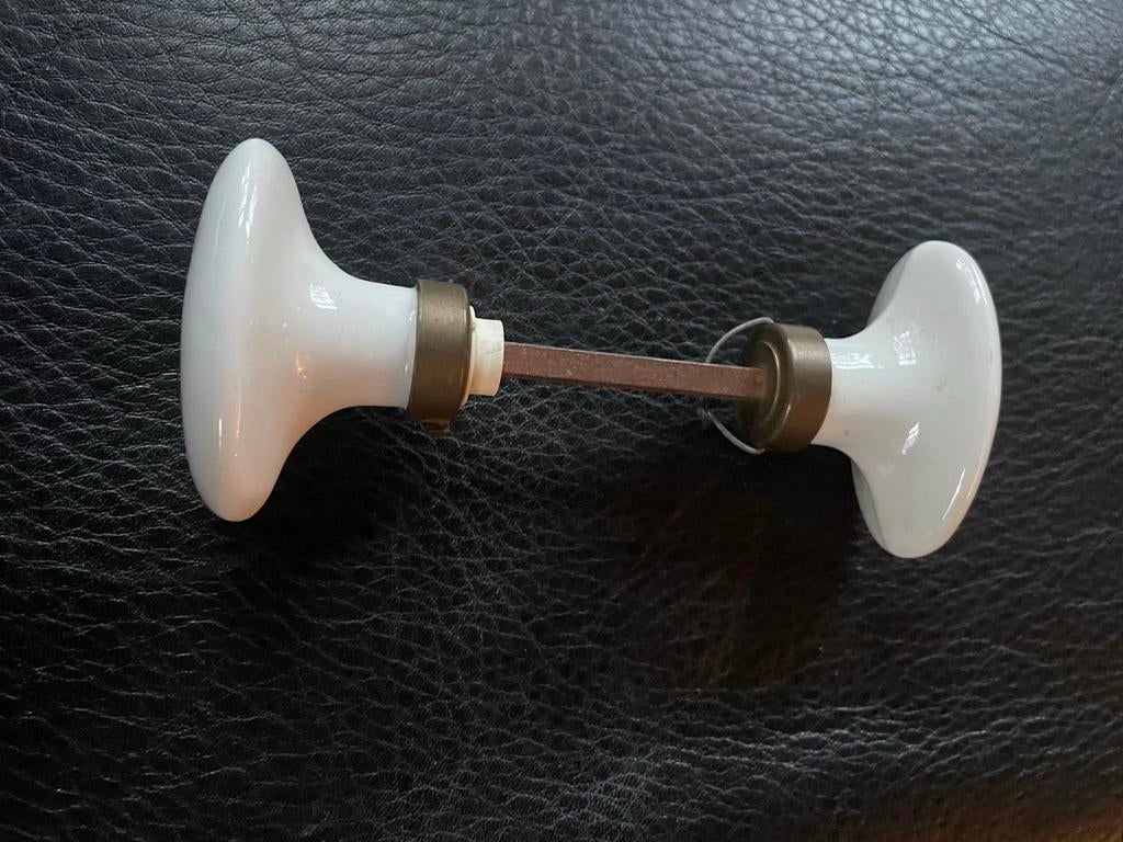 Antieke Porseleinen deurklink  - 6cm, Doe-het-zelf en Verbouw, Hang- en Sluitwerk, Gebruikt, Klink of Kruk, Overige materialen