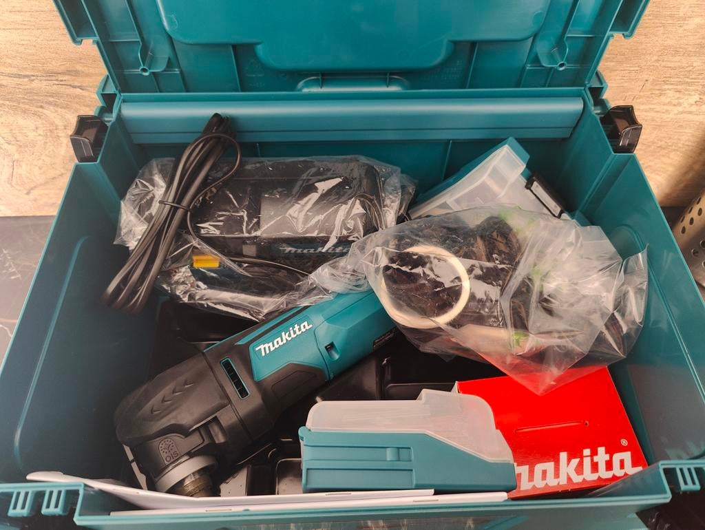 Makita multitool met accessoires oplader en accu, Doe-het-zelf en Verbouw, Gereedschap | Zaagmachines, Ophalen of Verzenden, Nieuw