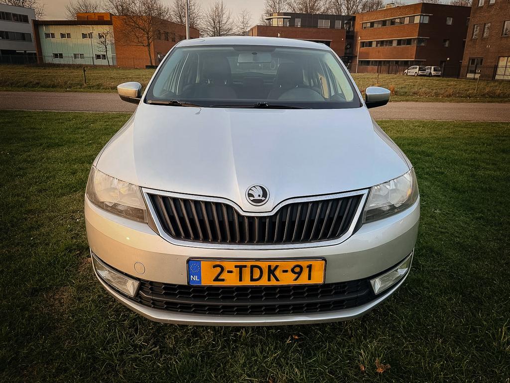 Skoda Rapid 1.2 TSI 3rd Owner NL Car N.A.P, Auto's, Voorwielaandrijving, Euro 5, Stof, Zwart